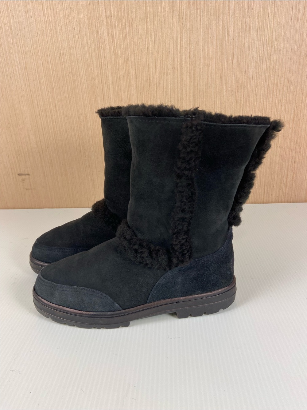 UGG Sundance Short 5343 Black Sheepskin Boots Women’s 7